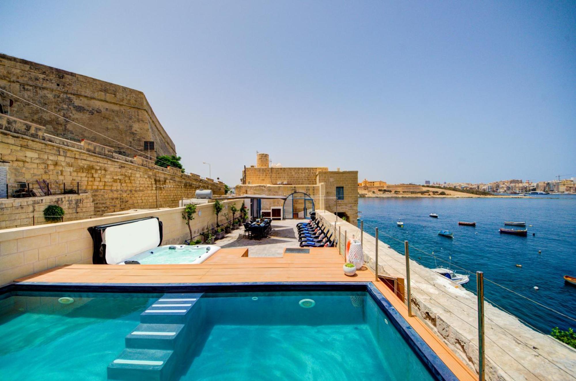 Waterfront With Pool And Jacuzzi Vilă
