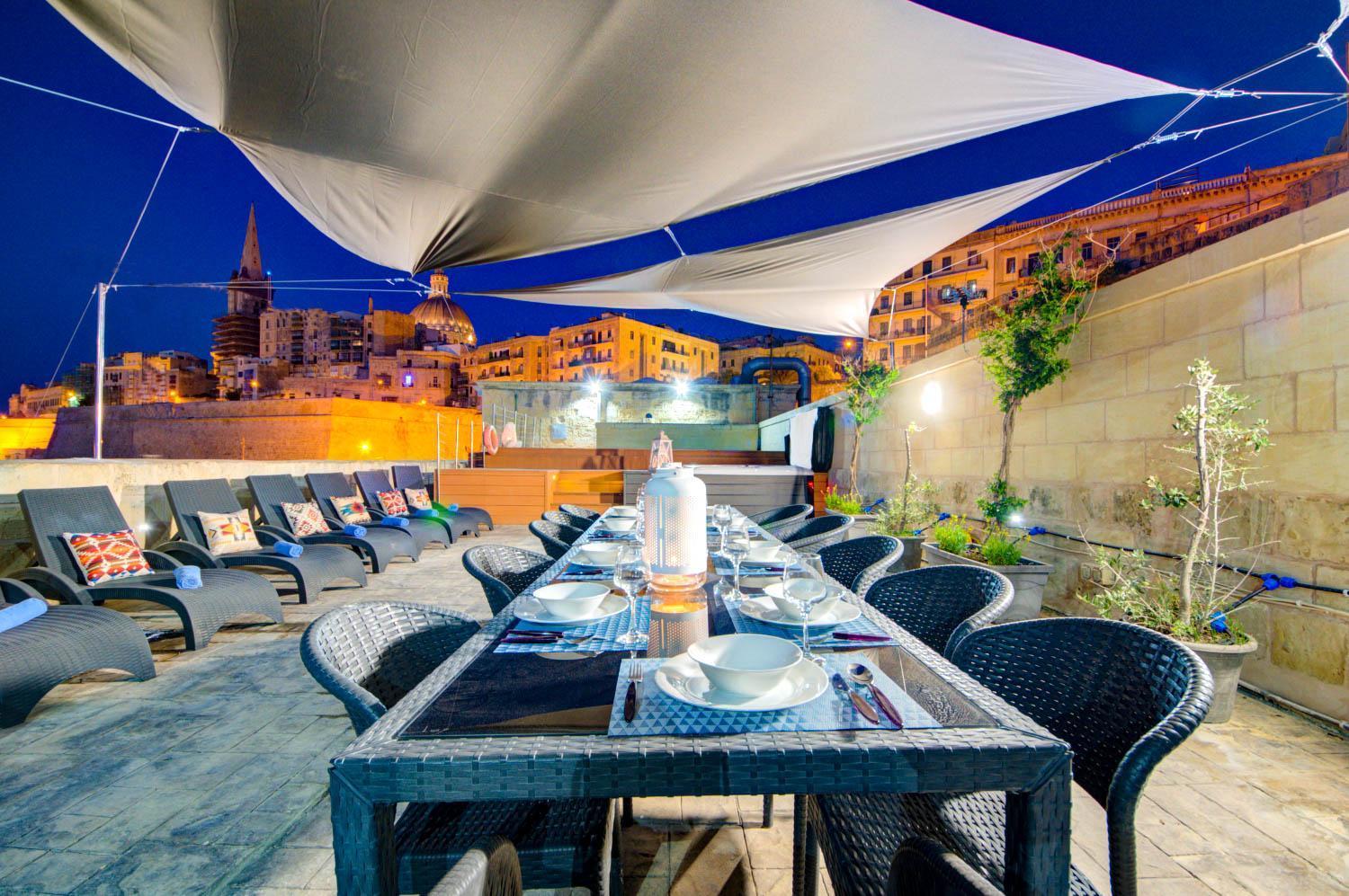 Waterfront With Pool And Jacuzzi Vilă
